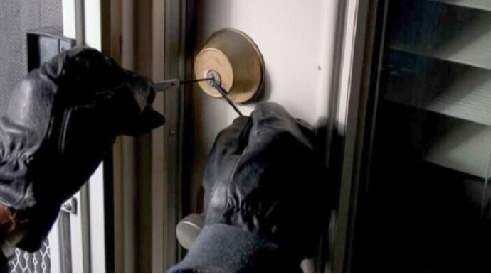 Məşhur futbolçunun evi qarət edildi 