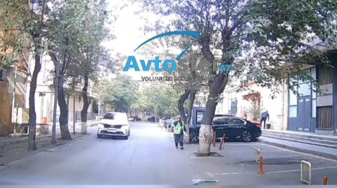 Yolun kənarı ilə piyada hərəkət edirsə, bu cür sürməyin – SÜRÜCÜLƏRƏ XƏBƏRDARLIQ – VİDEO 