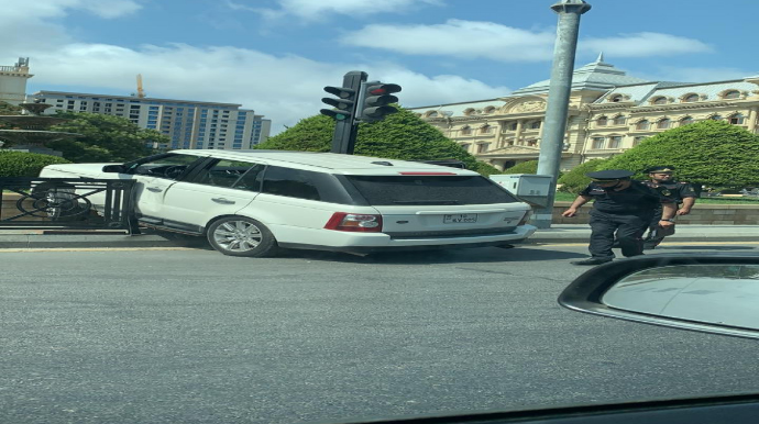 Bakıda “Range Rover”  piyada səkisinə çırpılıb  - FOTO