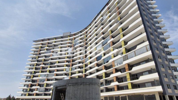 Yeni tikilən binada TƏHLÜKƏ: Mənzilin arakəsməsi aşmaq üzrədir - VİDEO