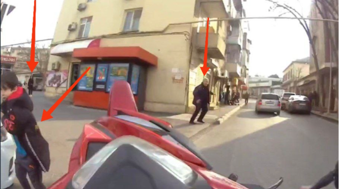 Bakıda mopedin təkərini qaldıran sürücü mağazaya çırpıldı: 4 piyada... - VİDEO