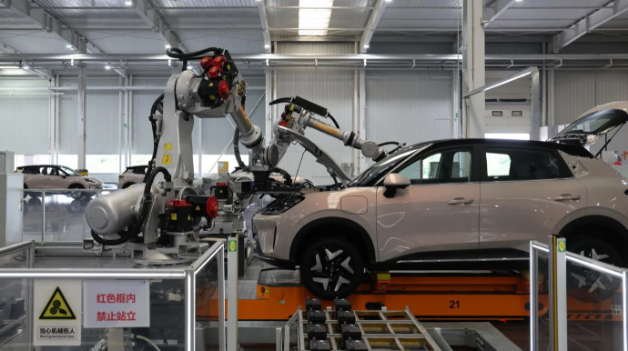 Çin şirkəti avtomobil istehsalında humanoid robotlardan istifadə etməyə başladı 