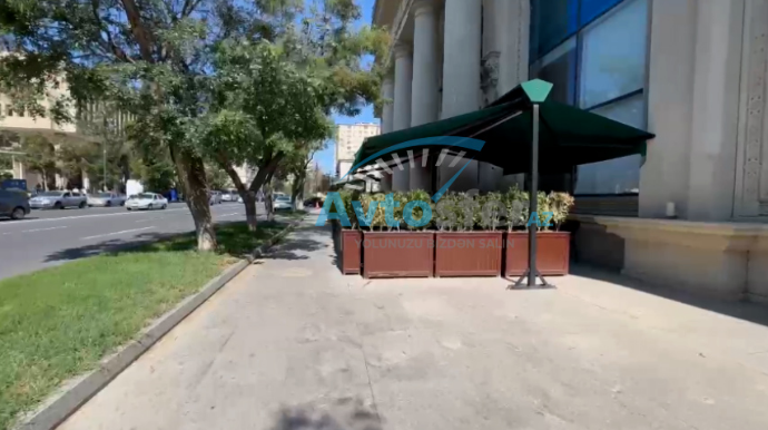 Prospektdəki məşhur fast-food restoranı səkini zəbt edərək teras yaradıb – VƏTƏNDAŞ ŞİKAYƏTİ - VİDEO 