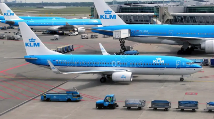 Hava limanında iki təyyarə yedəkləmə zamanı toqquşub