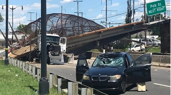 Magistral yolda piyada körpüsü çöküb, 5 nəfər yaralanıb