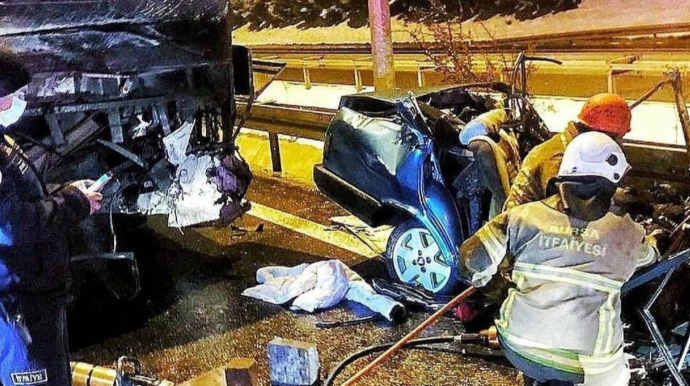 Qarşı zolağa girən avtomobil sərnişin avtobusu ilə toqquşdu  - FOTO - VİDEO