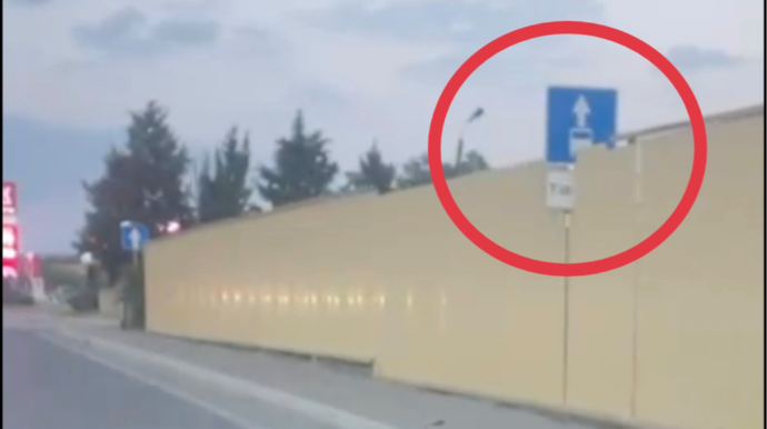 Yol nişanının ortasından hasar çəkib sürücüləri çətin vəziyyətə saldılar - VİDEO