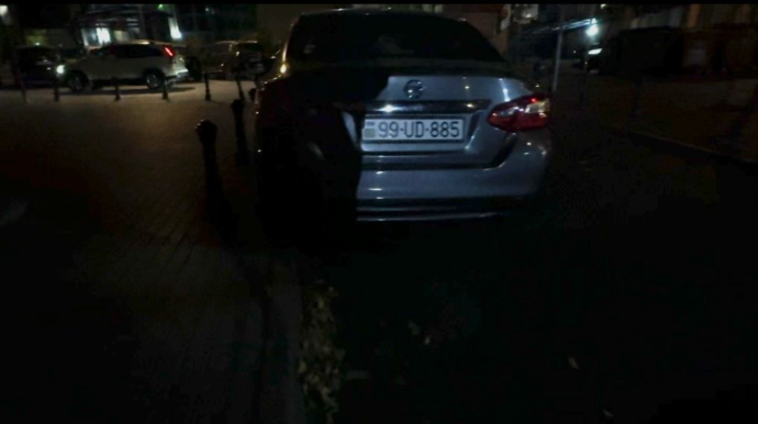 Bu küçədə sürücülər hər gün maşını məhəlləyə girişdə saxlayır - FOTO