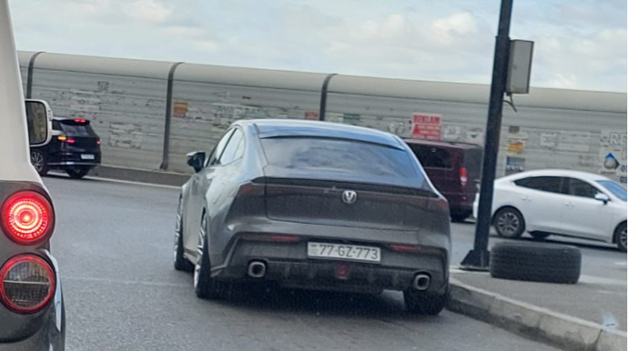 Yeni Yasamalda “Changan” döngəni kəsib hərəkəti çətinləşdirdi   - FOTO