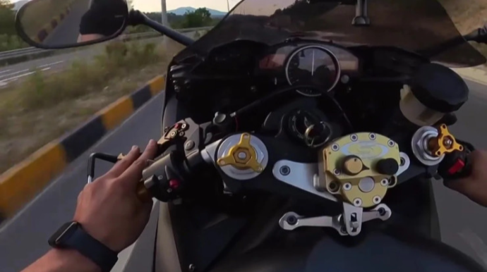 Motosikletçi bir təkər üstündə 286 km/saat sürət yığdı   - VİDEO