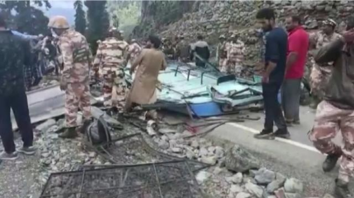 Hindistanda hərbi avtobus qəzaya düşdü: ölənlər var 