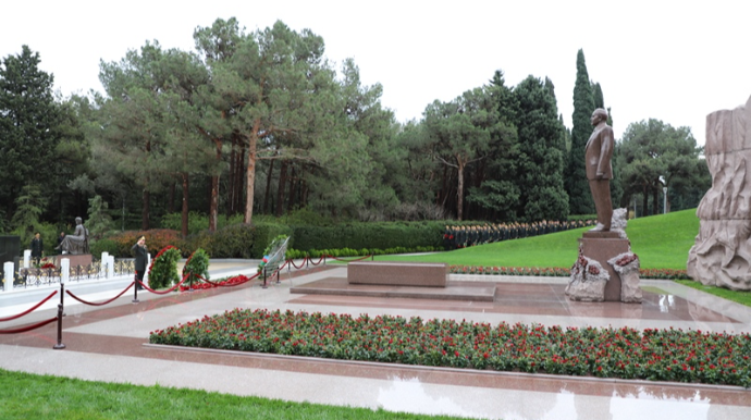 SOMDA-nın şəxsi heyəti Fəxri xiyabanı ziyarət ediblər - FOTOLAR