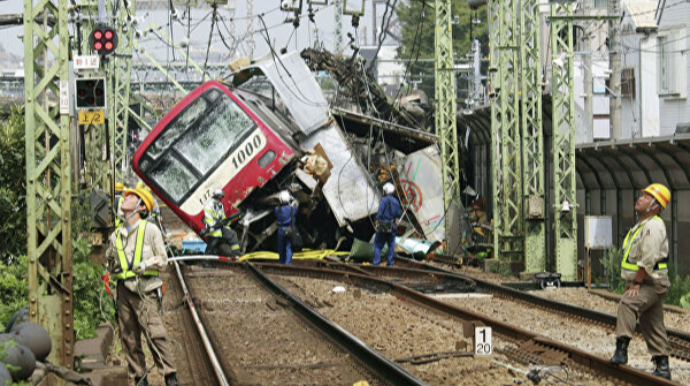 Yaponiyada sərnişin qatarı relsdən çıxıb