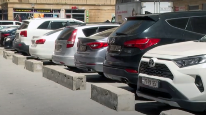 Bakıda binanın həyəti parklanma zonasına çevrilib ŞİKAYƏT - VİDEO 