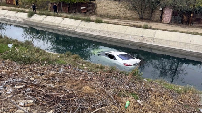 Sumqayıtda "Camry" kanala düşüb, xəsarət alanlar var - FOTO 