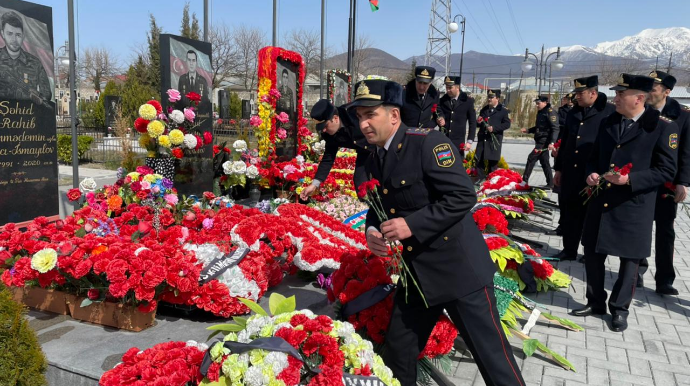 Şəki polisi Şəhidlər xiyabanını ziyarət etdi - FOTO