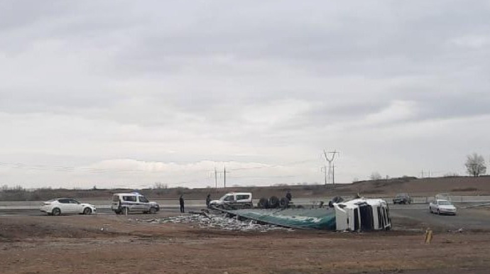 Bakı-Qazax yolunda TIR aşıb, sürücü xəsarət alıb - FOTO 