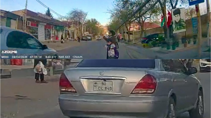 В Баку водитель выехал на встречную полосу и едва не сбил женщину с детьми - ВИДЕО 