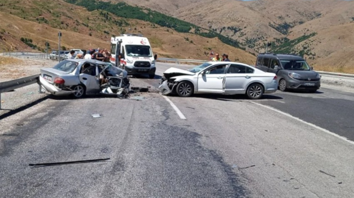 İki minik avtomobili toqquşdu - 3 ölü, 6 yaralı