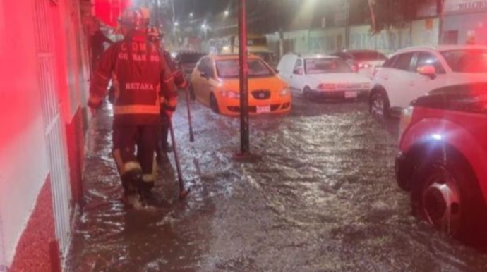 Avtomobillər güclü yağan yağış sularının altında qaldı  - VİDEO