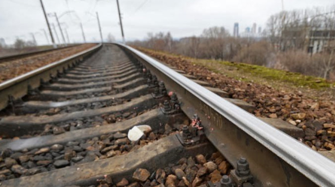 Qazaxda minik avtomobili qatar yoluna çıxıb, xəsarət alan var