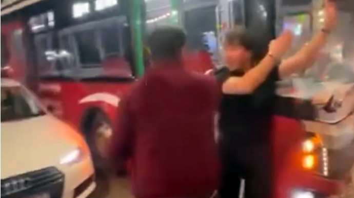 Bakıda sərnişin avtobusu “Audi” ilə toqquşub - VİDEO 