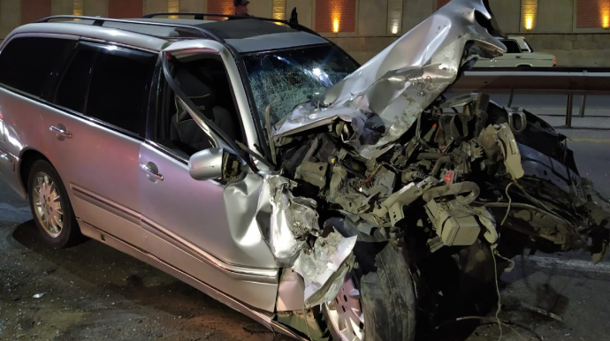 Gəncədə minik maşını “KamAZ”a çırpılıb, xəsarət alanlar var - FOTO 