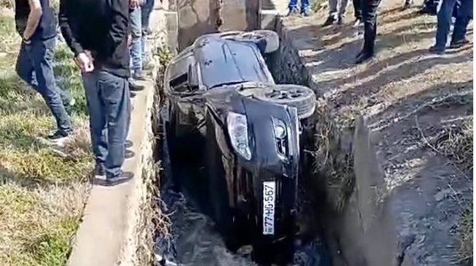 Samuxda maşını arxa-arxaya sürən sürücü su kanalına düşdü - VİDEO