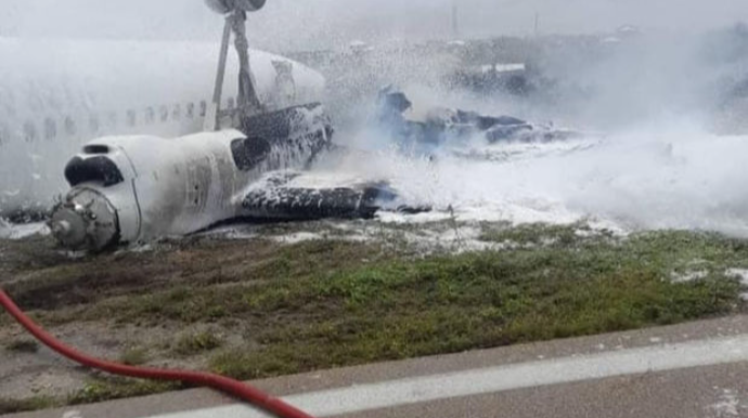 Sərt eniş edən sərnişin təyyarəsi parçalanaraq yandı  - VİDEO