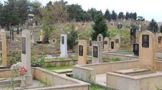 Bakıda qadın qohumunun qəbrini təhqir etdi: Həbs edildi 