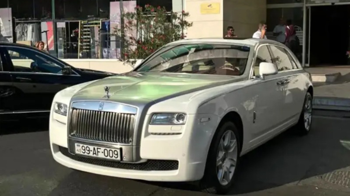 Bakıda hərraca çıxarılan lüks “Rolls Royce”un sahibi kimdir? - FOTOLAR 