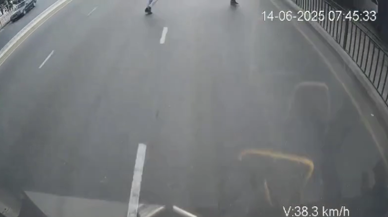 Bakıda piyadalar özlərini avtobusun qabağına atdı; biri öldü - REAL VİDEO