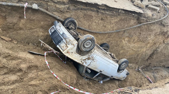  Binəqədidə dəhşətli qəza: yolda qazılan çuxura düşən "07" sürücüsü öldü   - FOTO