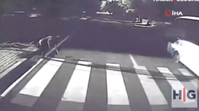 Müvazinəti itirərək avtobusun altına düşdü – ANBAAN VİDEO 