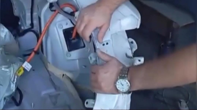 Usta təmir etdiyi məşhur Çin avtomobilinin detalını barmağı ilə əzib lağa qoydu - VİDEO 