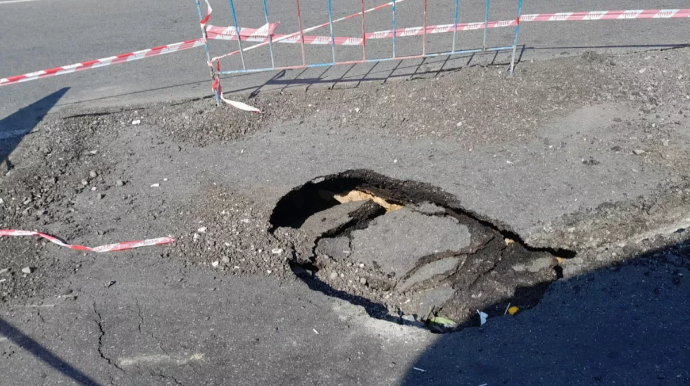 Bakının mərkəzində yolda çökmə: İri çuxur yarandı - FOTO 