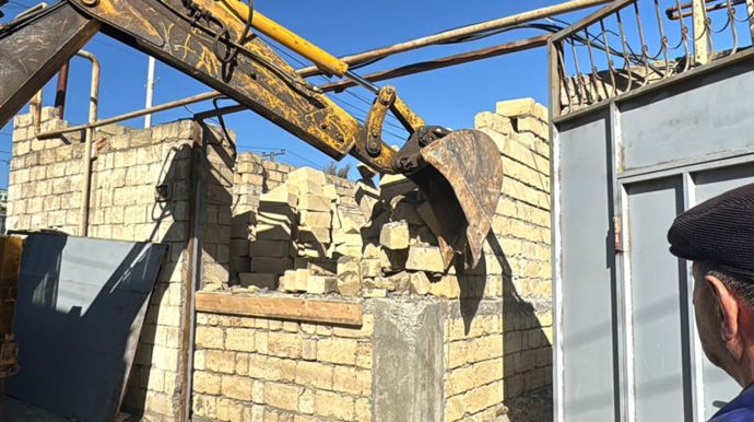 Biləcəridə qanunsuz tikili söküldü - VİDEO