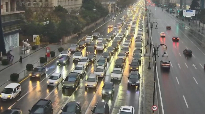 Bakının bir sıra yollarında nəqliyyatın sıxlığı yarandı