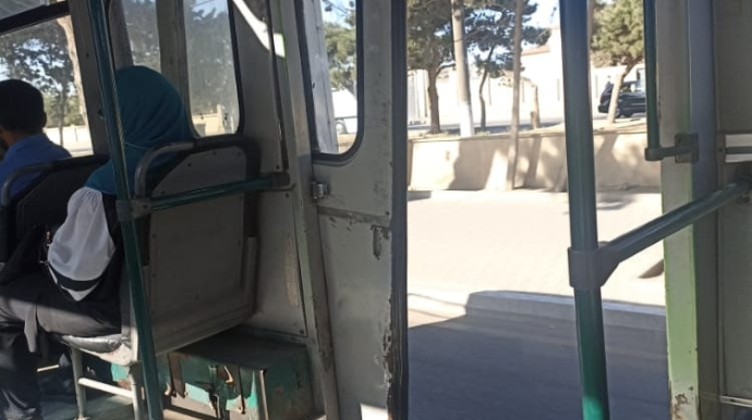 161 saylı marşrutda BİABIRÇILIQ  – Qırıq qapı ilə sürücü yoluna davam edir - FOTO 