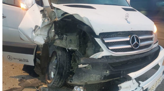 В Абшеронском районе микроавтобус столкнулся с легковым автомобилем  - ФОТО