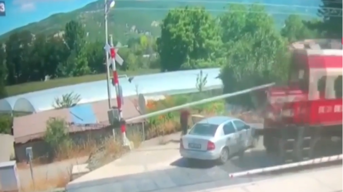 Qatar yolunda ölümdən dönən sürücü: avtomobil isə... - VİDEO 