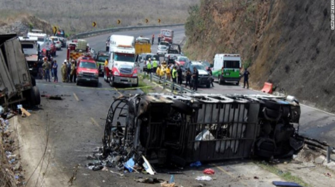 Zəncirvari qəzada iki maşın yandı: 5 ölü, 25 yaralı 