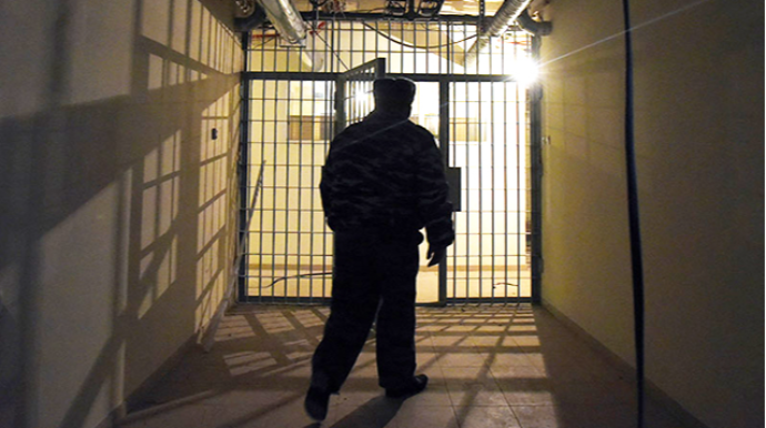 Həbsxanada ədliyyə zabitini yandıran məhbusa cəza verildi