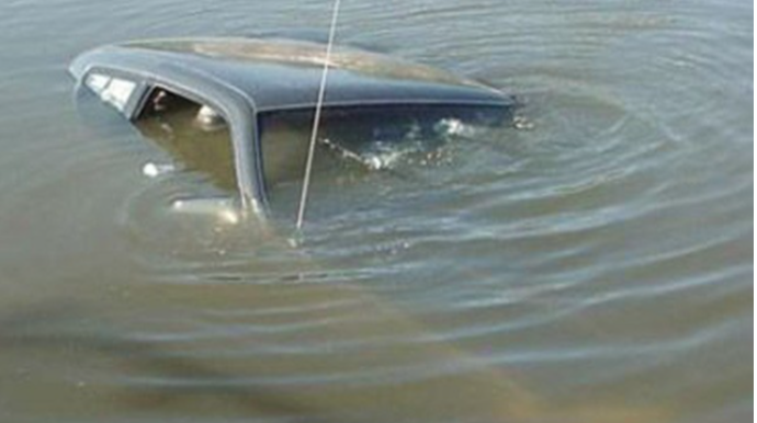 Azərbaycanda dəhşətli qəza: Evə qayıdarkən suya düşən maşında öldülər - VİDEO 