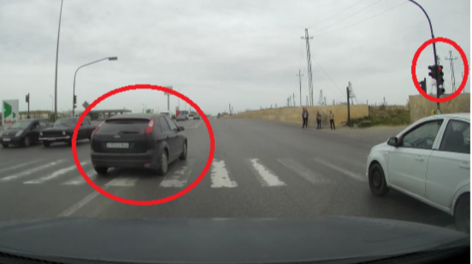 Qırmızı işıqda "protiv" gedən sürücü təhlükə saçdı   - VİDEO