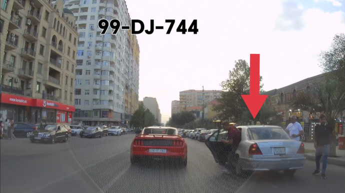 Sürücü dayanma qaydasını pozdu, sərnişin isə görün nə etdi - VİDEO