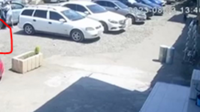 Azərbaycanlı iş adamına hücum anının görüntüləri - Başından vuruldu    - VİDEO