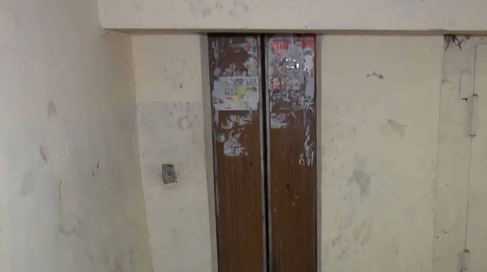 Жители девятиэтажного дома в Баку жалуются на частые поломки лифта 