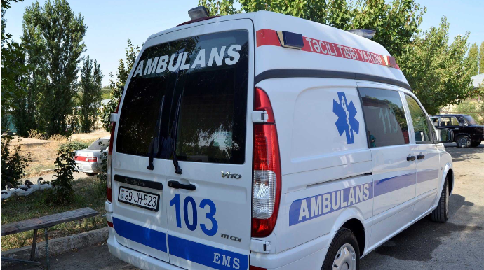 Bakıda avtomobil yolu keçən iki qadını vurub