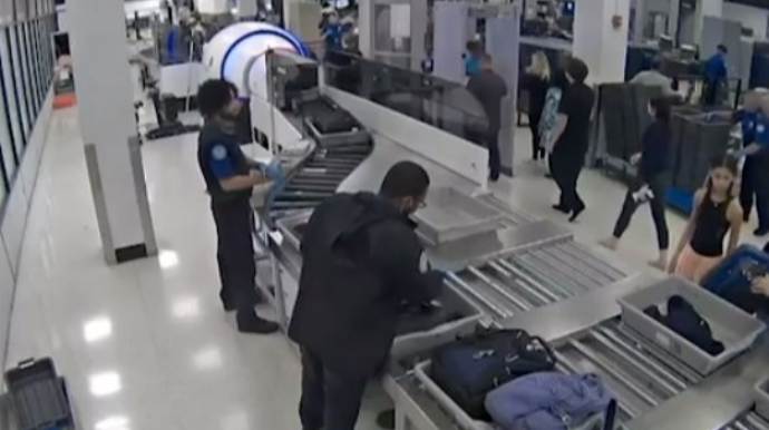 ABŞ-da oğru polislərin KREATİV METODU  – Sərnişinlərin çantasını belə SOYDULAR – VİDEO  